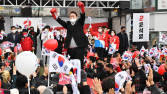 윤석열 등장에 신촌 ‘마비’… 일제히 李때리며 원팀 유세