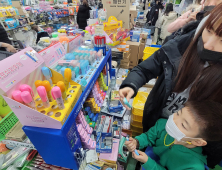 개학 앞두고 붐비는 문구점