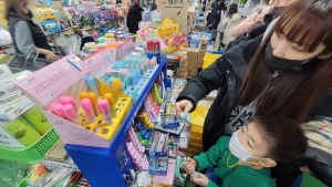 개학 앞두고 붐비는 문구점