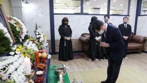 양승조 충남도지사, 현대제철 사망 노동자 빈소 찾아 조문