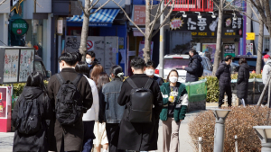 따뜻한 햇살 받으며 숲길 산책