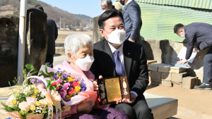박정현 부여군수, 97세 선행 어르신 '표창'