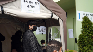 정부 “코로나 정점 시기로 진입”… 18일 거리두기 조정 발표