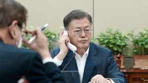 文, 尹에 “허심탄회한 대화” 제안… 참모진 ‘내부단속’도