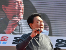 위기의 윤석열?… 잇단 갈등에 기대감 ‘뚝’