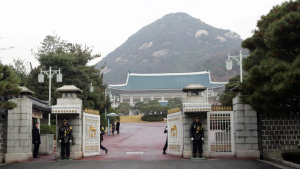 진중권 “가정집 이사도 두달 걸리는데… 왜 서두르나”