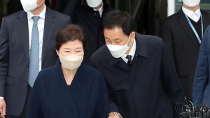 밝은 모습으로 퇴원하는 박근혜