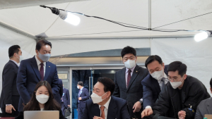윤석열 “박근혜, 한번 찾아뵐 것… 취임식 초청 당연”