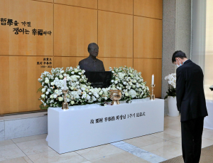 '라면왕' 고 신춘호 회장 1주기 추모식