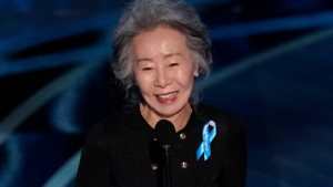 윤여정, 아카데미 시상하다 박수갈채 받은 사연은