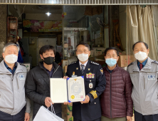  심은석 공주경찰서장, 보이스피싱 피해 예방  전통 재래시장 업주에 감사장