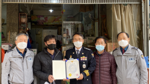  심은석 공주경찰서장, 보이스피싱 피해 예방  전통 재래시장 업주에 감사장