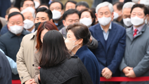 꿈틀대는 ‘친박’… 시선은 박근혜 ‘입’으로
