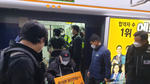 출근길 시위 펼치는 전장연… “불편” 항의받기도 [쿡정치 포토]