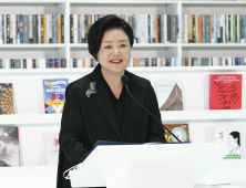 김정숙 여사 ‘옷값’ 논란 일파만파… 靑 “사비 부담” 반박