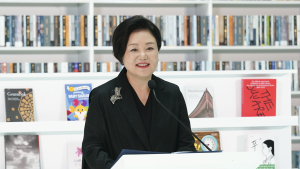 김정숙 여사 ‘옷값’ 논란 일파만파… 靑 “사비 부담” 반박
