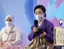 김정숙 여사 ‘옷값’, 들끓는 여론… 국민 과반 “공개해야” 