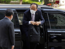 백팩 들고 출근하는 추경호 경제부총리 후보자