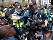 '장애인차별철폐 투쟁대회' 경찰과 대치하는 참가자들