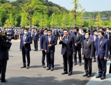 윤석열 대통령 당선인, 충남 방문...충무공  이순신 탄신 행사 참배  - 매헌 윤봉길 의사  추모, 지지자들 '환호'