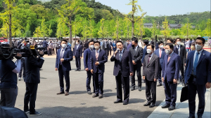윤석열 대통령 당선인, 충남 방문...충무공  이순신 탄신 행사 참배  - 매헌 윤봉길 의사  추모, 지지자들 '환호'