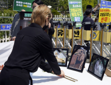 '동물에게는 고통' 체험동물원 금지해야...