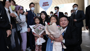 주민들과 인사하는 윤석열 대통령과 김건희 여사