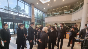 신세계 이명희·정용진·정유경, 구자학 아워홈 회장 빈소 찾아