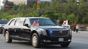 삼성전자 공장으로 이동하는 윤 대통령과 조 바이든 [쿠키포토]