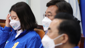 사전투표 첫날, 고개숙인 박지현<br>“지적 달게 받겠다”