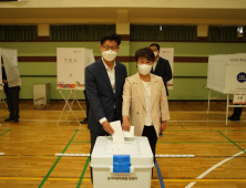 김정섭 공주시장 후보,  배우자와 함께 사전투표...“일 잘하는 깨끗한 시장 다시 한 번 뽑아달라” 호소