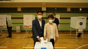 김정섭 공주시장 후보, 배우자와 함께 사전투표...“일 잘하는 깨끗한 시장 다시 한 번 뽑아달라” 호소