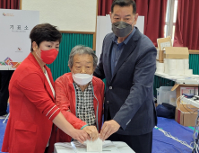 국민의힘 최원철 공주시장 후보, 고향 유구서 구순의 어머니 - 가족과 함께 사전투표...