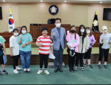 청양군 관내  미당초교 등  3곳, 청양군 의회 방문...학생들, 의장석 앉아 의사봉 두드려보고 신기한 경험