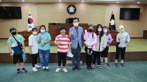 청양군 관내  미당초교 등  3곳, 청양군 의회 방문...학생들, 의장석 앉아 의사봉 두드려보고 신기한 경험