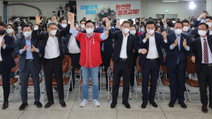 환호하는 김은혜 경기지사 후보 캠프... '출구조사 결과 49.4%'