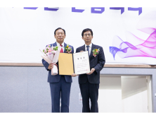 당선증 받는 최민호 세종시장 당선인