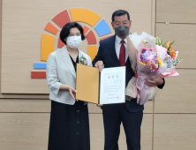 선관위 최원철 공주시장 당선인 '당선증' 교부