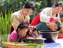 '악귀야 물렀거라' 창포물에 머리 감기