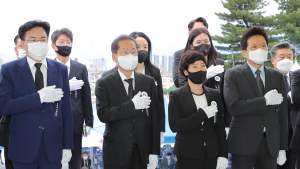 홍준표 당선인, 시장직인수위원과 충혼탑 참배 [포토뉴스]