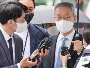 ‘산업부 블랙리스트’ 의혹 백운규 “규정에 따랐다”