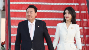 손잡고 공군 1호기에서 내리는 윤 대통령 내외 