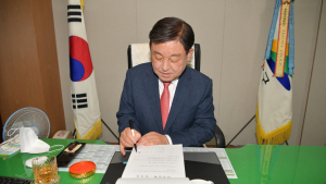 황선봉 예산군수 퇴임...군민과 가족 곁으로