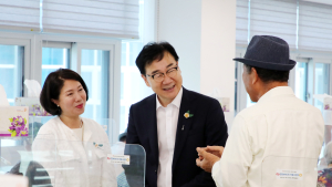 하승철 하동군수, 첫 대외업무 노인·장애인 격려 방문