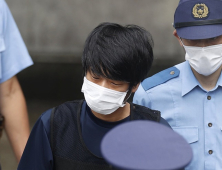 日총격범 “아베 연관된 종교 빠진 母 파산”…통일교 “과거 신자” 