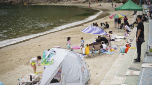 코로나 확산세 둔화했지만… 휴가철 재유행 기로