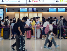 '여행을 떠나요' 휴가철 맞아 북적이는 김포공항