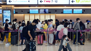 '여행을 떠나요' 휴가철 맞아 북적이는 김포공항