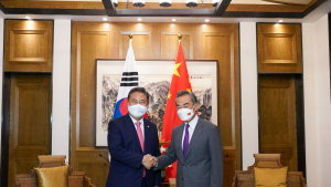 왕이 “독립자주 견지, 내정간섭 말아야”…박진 “화이부동”