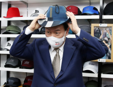 '모자 잘 어울리나요' 대구 서문시장 방문한 윤 대통령